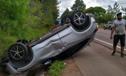 Motorista é hospitalizada após carro capotar na paineira