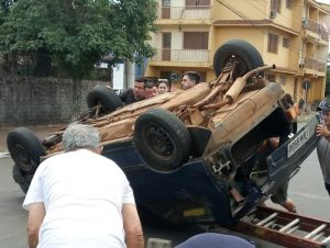 Carro capota na esquina da Leopoldo Souza com Marcílio Dias