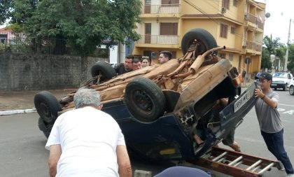 Carro capota na esquina da Leopoldo Souza com Marcílio Dias