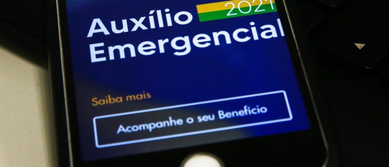 Pais solteiros recebem R$ 4,1 bi em retroativo do auxílio emergencial