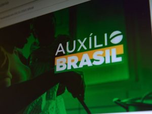 Lei que cria o Auxílio Brasil é publicada no Diário Oficial da União