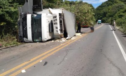 Carga de chope: caminhão sem freio tomba na ERS-400