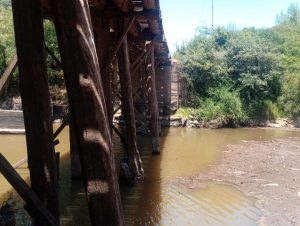 Encerrando atividades no ano, Secretaria do Interior limpa pilares da Ponte do Botucaraí