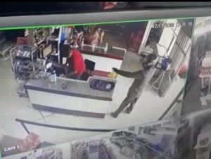 Bandido armado e de capacete assalta o Mercado Julinho