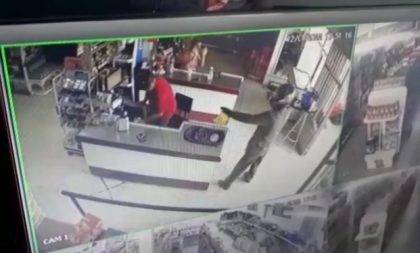 Bandido armado e de capacete assalta o Mercado Julinho