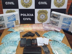 Polícia prende homem com pistola, dinheiro e anotações de jogo do bicho