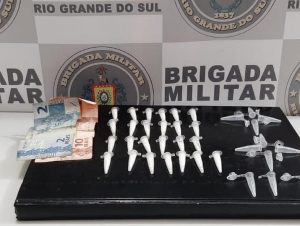 BM apreende pinos de cocaína no Noêmia