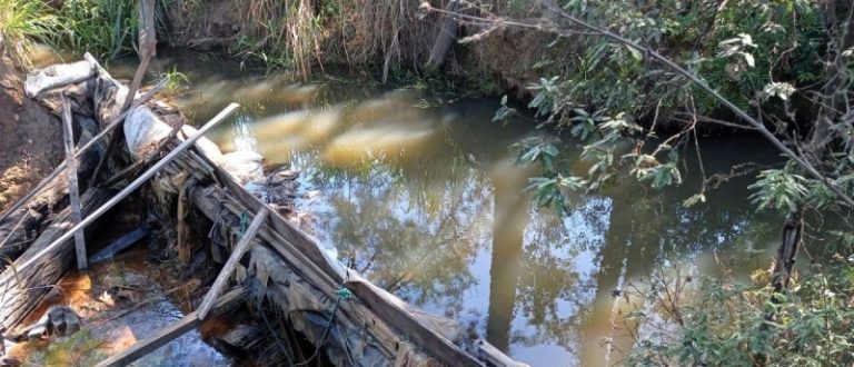 Fiscalização ambiental flagra barreiras de curso de água para irrigação de lavouras