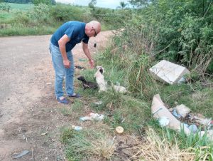 Cempra recolhe cadelinhas abandonadas na ERS-403