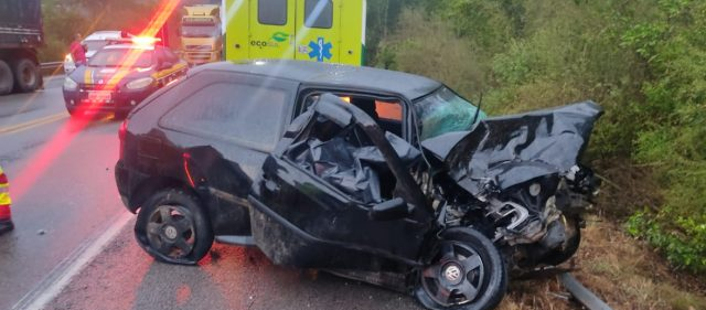 Colisão entre carro e caminhão mata duas pessoas em Caçapava