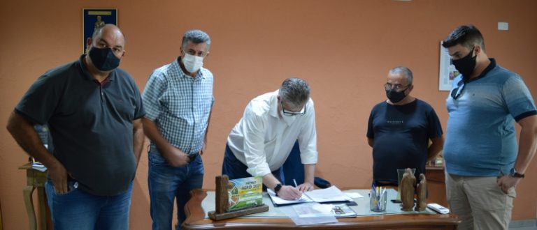 Prefeito assina contrato para manutenção das estradas do interior com dinheiro do ITR