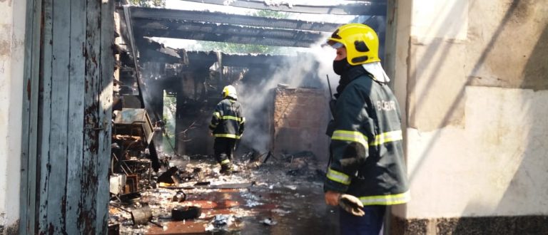 Bombeiros combatem incêndio em garagem