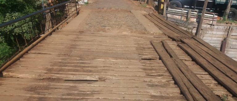 Moradores querem conserto da ponte do Beco dos Trilhos