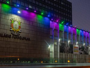 Assembleia ilumina fachada para marcar o Dia Mundial das Doenças Raras