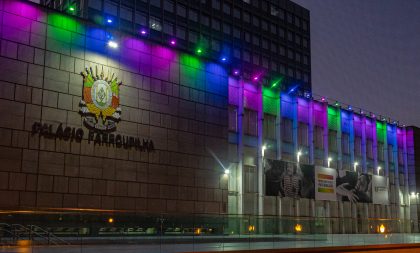 Assembleia ilumina fachada para marcar o Dia Mundial das Doenças Raras