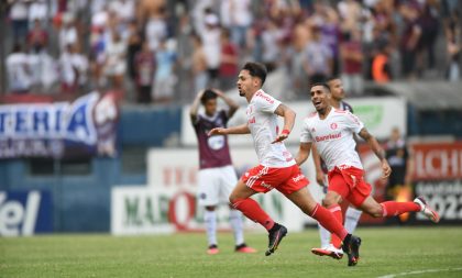 Com gol de Mauricio na reta final, Inter vence o Caxias no Centenário