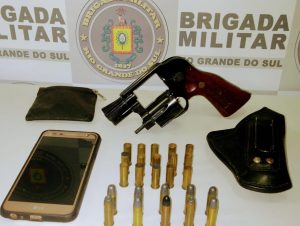 BM prende dupla por disparo de arma de fogo em via pública