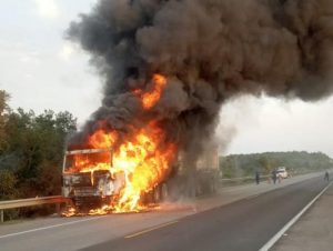 Caminhão pega fogo na BR-392