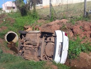 Carro furtado é abandonado no Bairro Soares