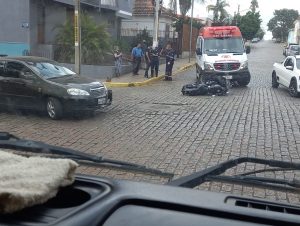 Motociclista fica ferido em acidente no centro