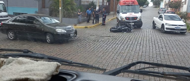 Motociclista fica ferido em acidente no centro