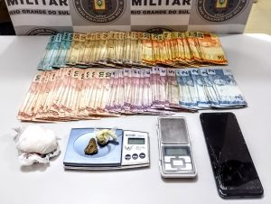 BM apreende dinheiro e drogas no Bairro Rio Branco