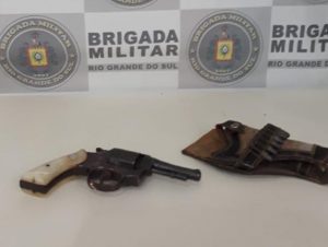 BM apreende revólver com munições no Bairro Augusta