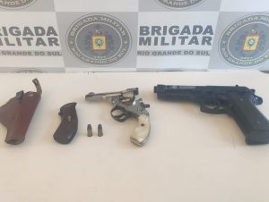 BM apreende arma de fogo e pistola falsa no Centro