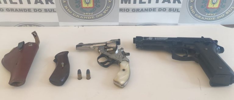 BM apreende arma de fogo e pistola falsa no Centro