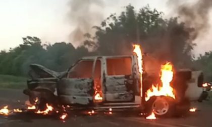 Caminhonete pegou fogo na colisão com caminhão na BR-153