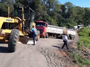 Carreta é puxada para acessar a BR-153 perto da Ponte do Fandango