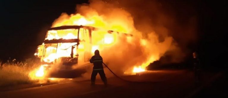 Ônibus de excursão pega fogo na BR-471