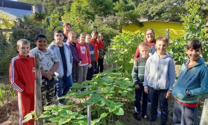 Estudantes de Novo Cabrais conhecem o projeto Flores para Todos