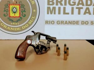 Após assalto a banco, BM prende homem com arma na RSC-471