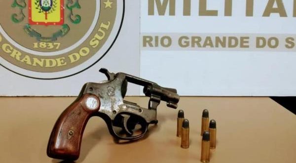 Após assalto a banco, BM prende homem com arma na RSC-471