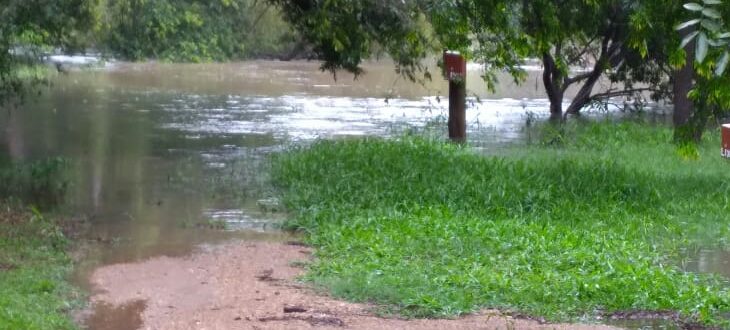 Chuva em média de 100 mm provoca inundação no interior