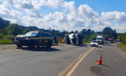 Homem pendurado no capô: carreta de Novo Cabrais tomba na BR-285