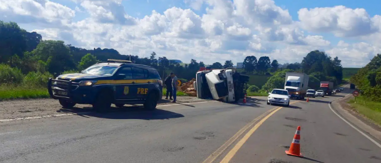 Homem pendurado no capô: carreta de Novo Cabrais tomba na BR-285