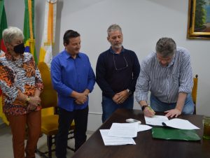 Prefeitura entrega licenças à UFSM e ao Rancho Atacadista