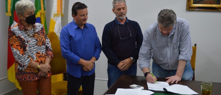 Prefeitura entrega licenças à UFSM e ao Rancho Atacadista