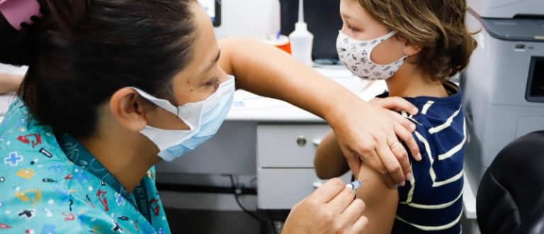 Crianças são liberadas de observação de 20 minutos após aplicação da vacina da covid