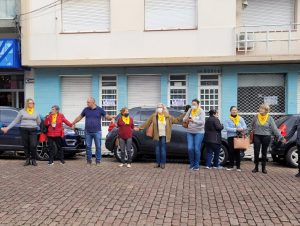 Manifestantes cobram reabertura de unidade do IPE em Cachoeira do Sul