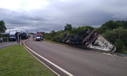 Caminhão da Argentina tomba na RSC-287