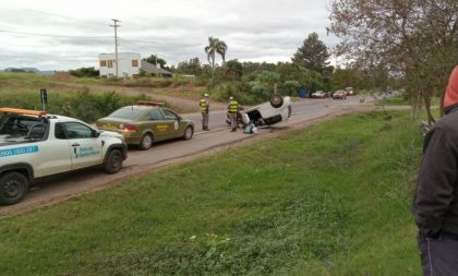 Condutora ferida: carro e caminhonete colidem em Paraíso do Sul