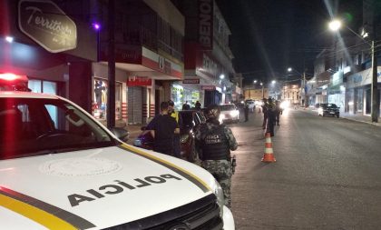 Brigada prende dois homens com drogas em veículo