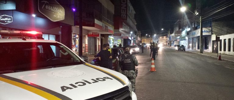 Brigada prende dois homens com drogas em veículo