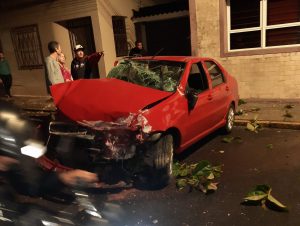 Carro bate em árvore e motorista fica ferido