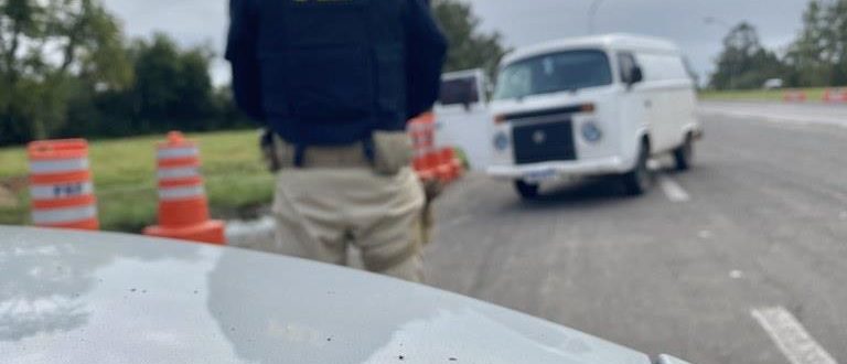 Motorista é preso enquanto fumava maconha dirigindo kombi em zigue-zague
