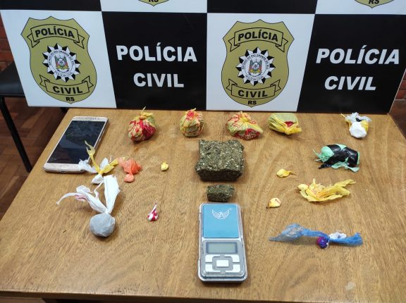 Polícia prende dois homens por tráfico de drogas nos bairros Medianeira e Marina