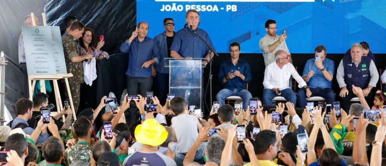 Bolsonaro anuncia aumento do Auxílio Brasil de R$ 400 para R$ 600